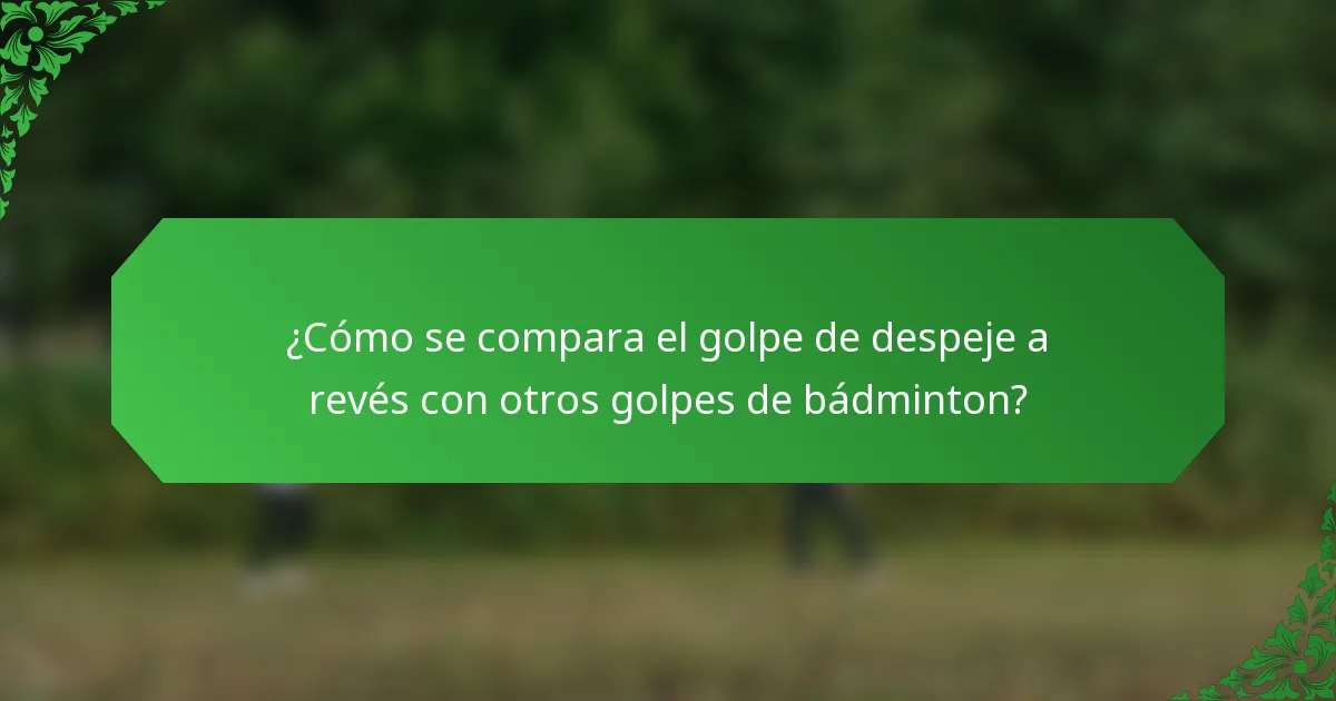 ¿Cómo se compara el golpe de despeje a revés con otros golpes de bádminton?