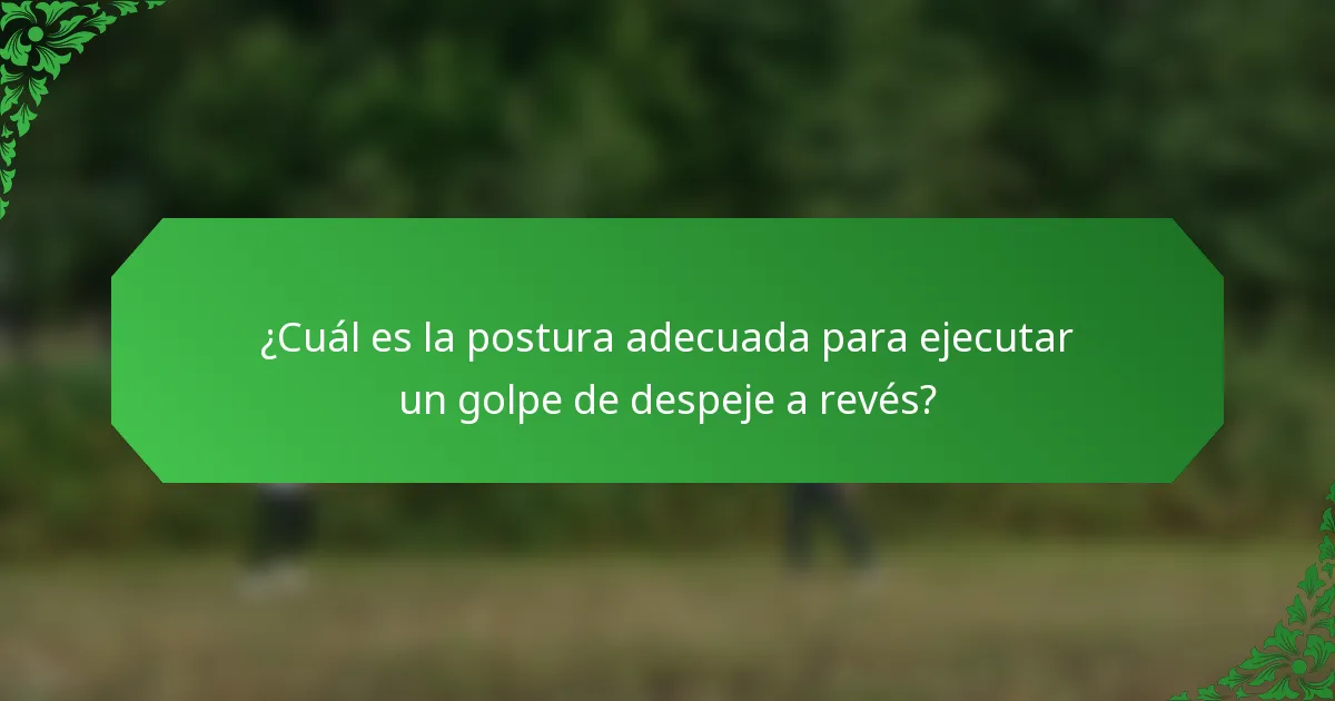 ¿Cuál es la postura adecuada para ejecutar un golpe de despeje a revés?